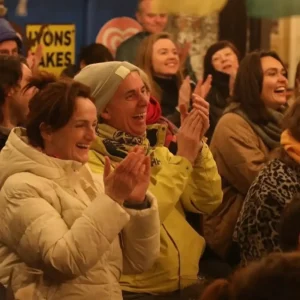 Audience clapping during Seanchoice